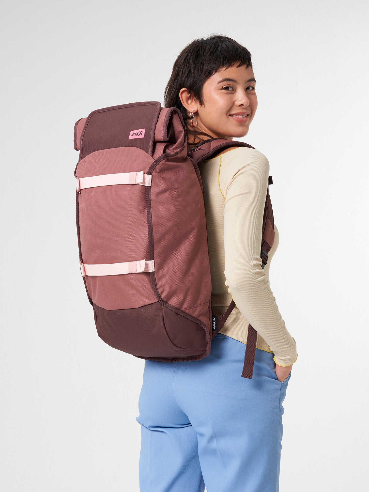 aevor-trip-pack-rucksack-raw-ruby-26-33-l-mit-laptopfach image 2