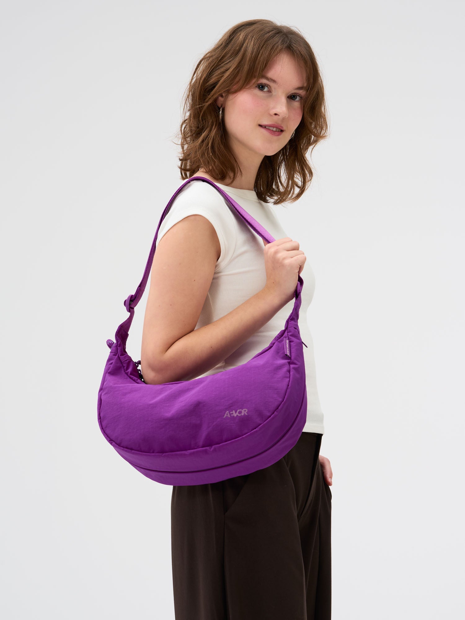 aevor-sling-bag-umh-ngetasche-electric-fuchsia-5-5l-bike image 2