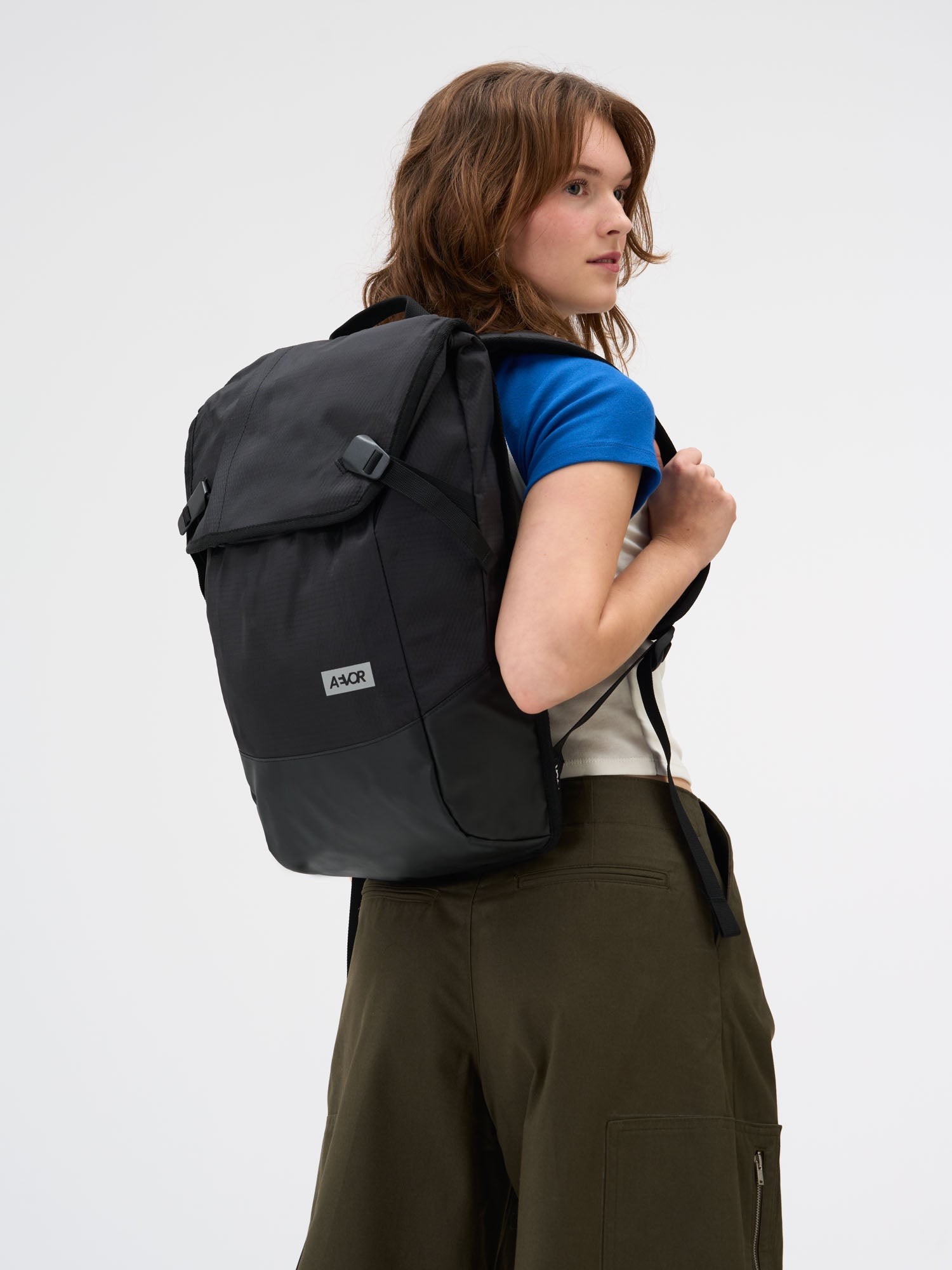 aevor-daypack-rucksack-18-28-l-proof-black-laptop image 2