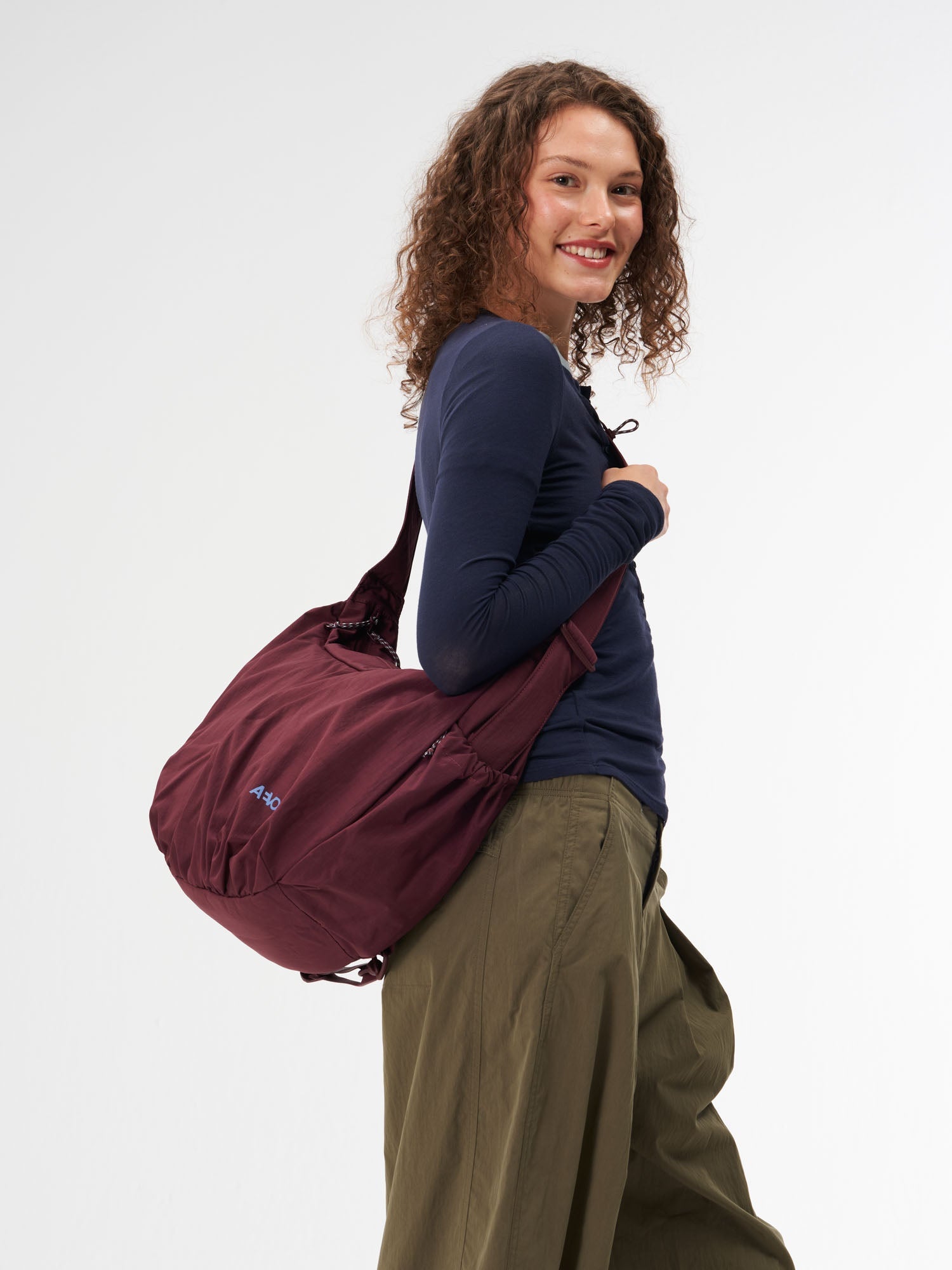 aevor-slouchy-bag-handtasche-23l-burgundy-laptopfach image 7