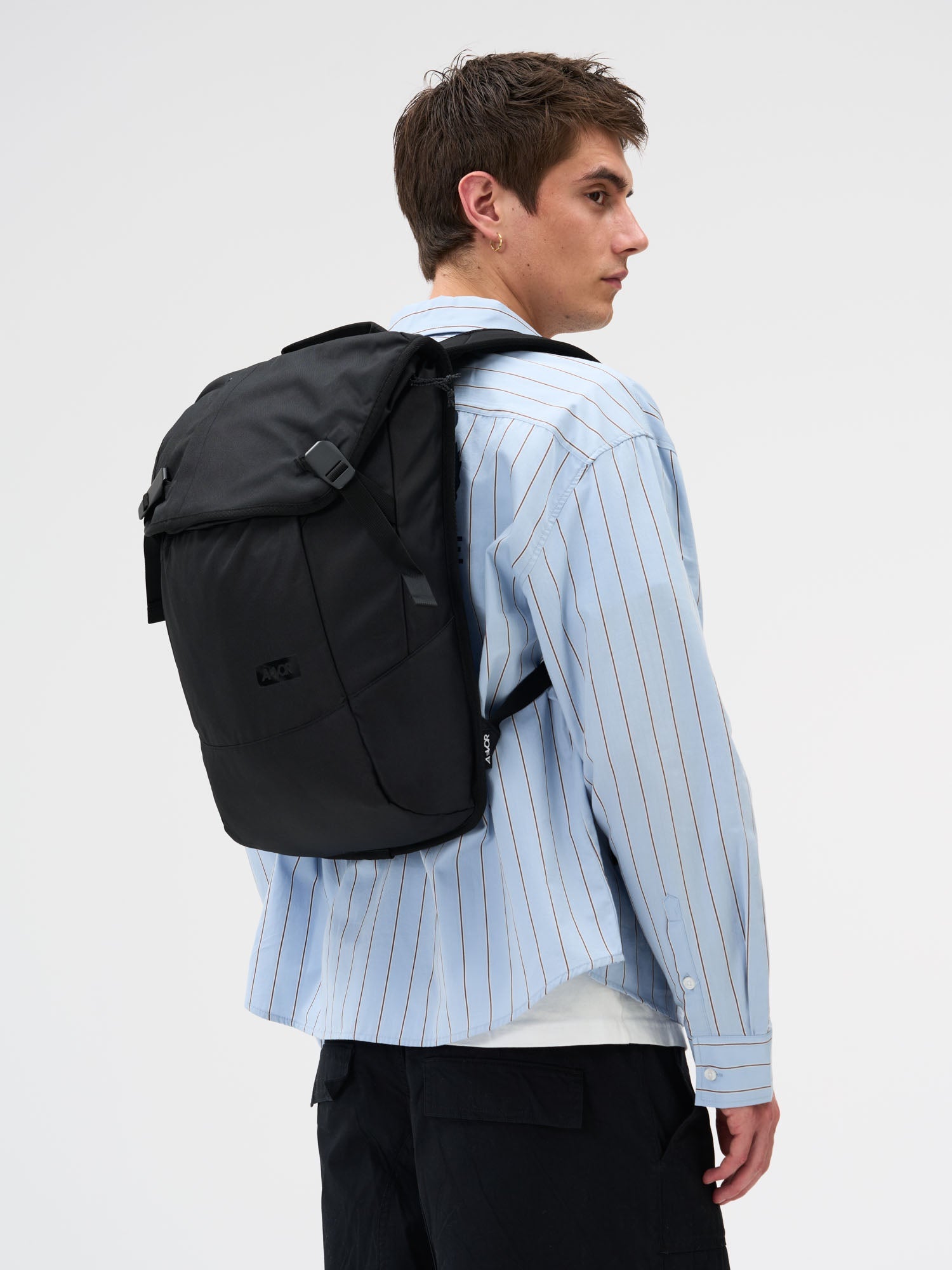 aevor-daypack-rucksack-black-eclipse-18-l-erweiterbar image 2