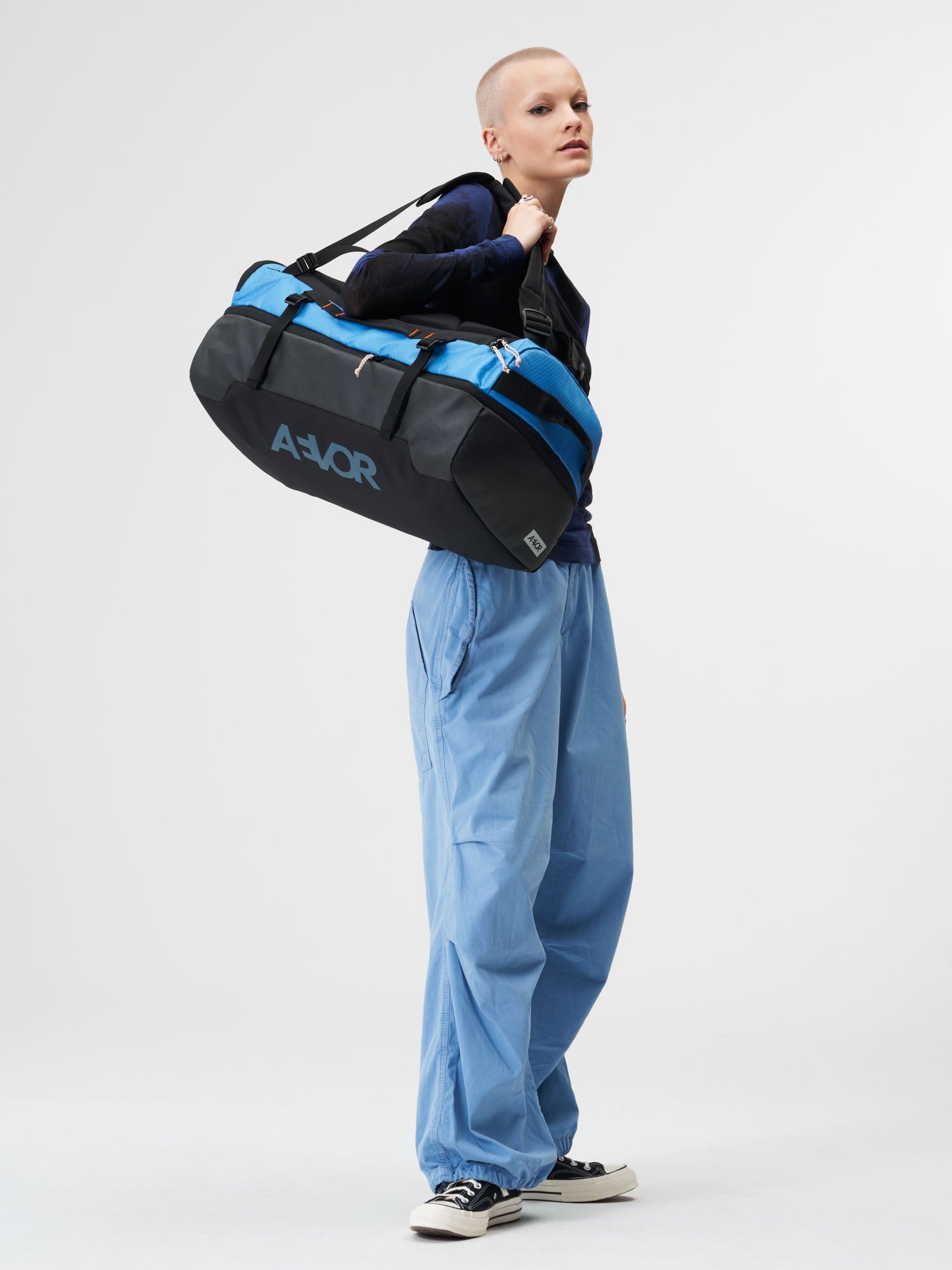 aevor-duffel-pack-reiserucksack-proof-retro-blue-47-60-l image 8
