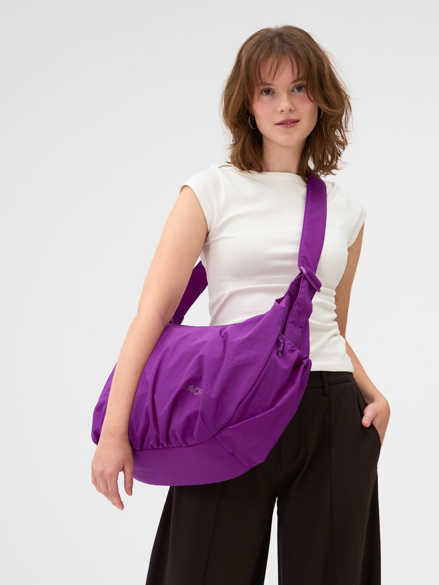 aevor-slouchy-bag-handtasche-23l-electric-fuchsia image 7