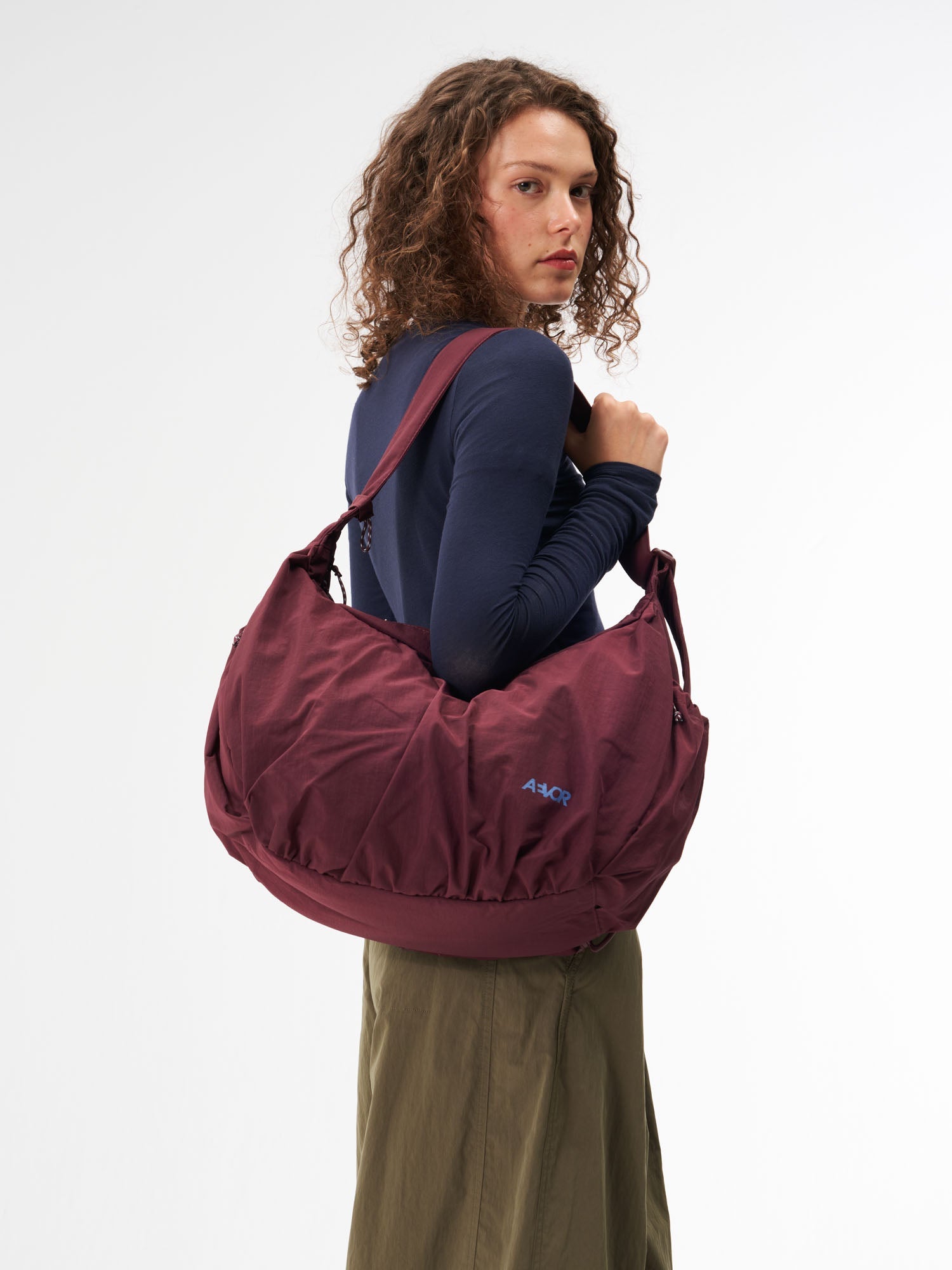 aevor-slouchy-bag-handtasche-23l-burgundy-laptopfach image 2