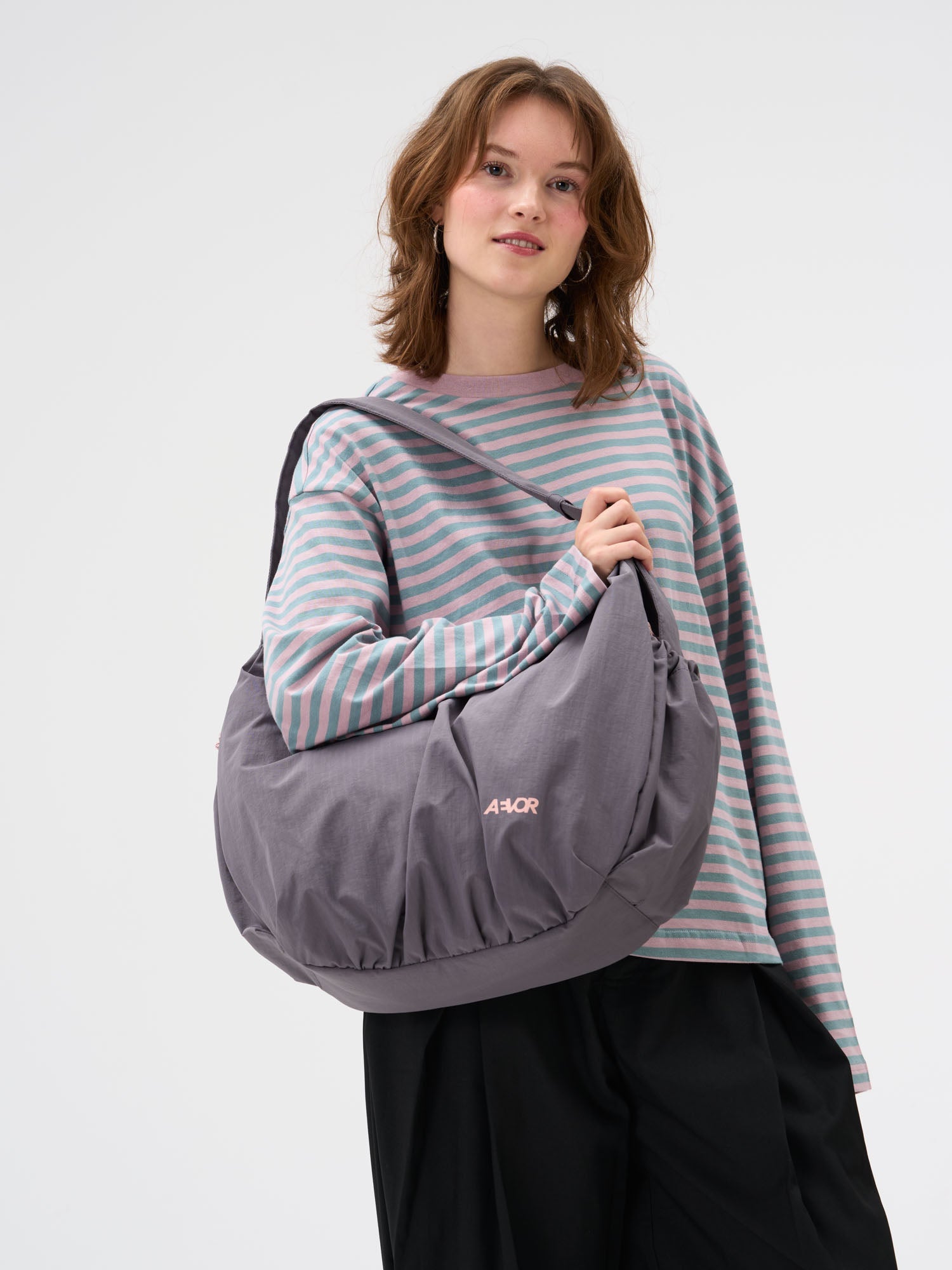 aevor-slouchy-bag-handtasche-23l-grey-laptopfach image 7