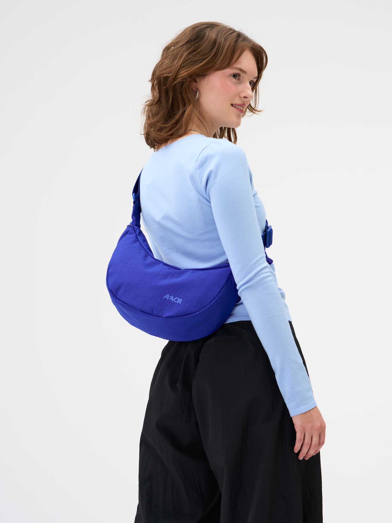 aevor-sling-bag-small-umh-ngetasche-electric-blue-4l image 2