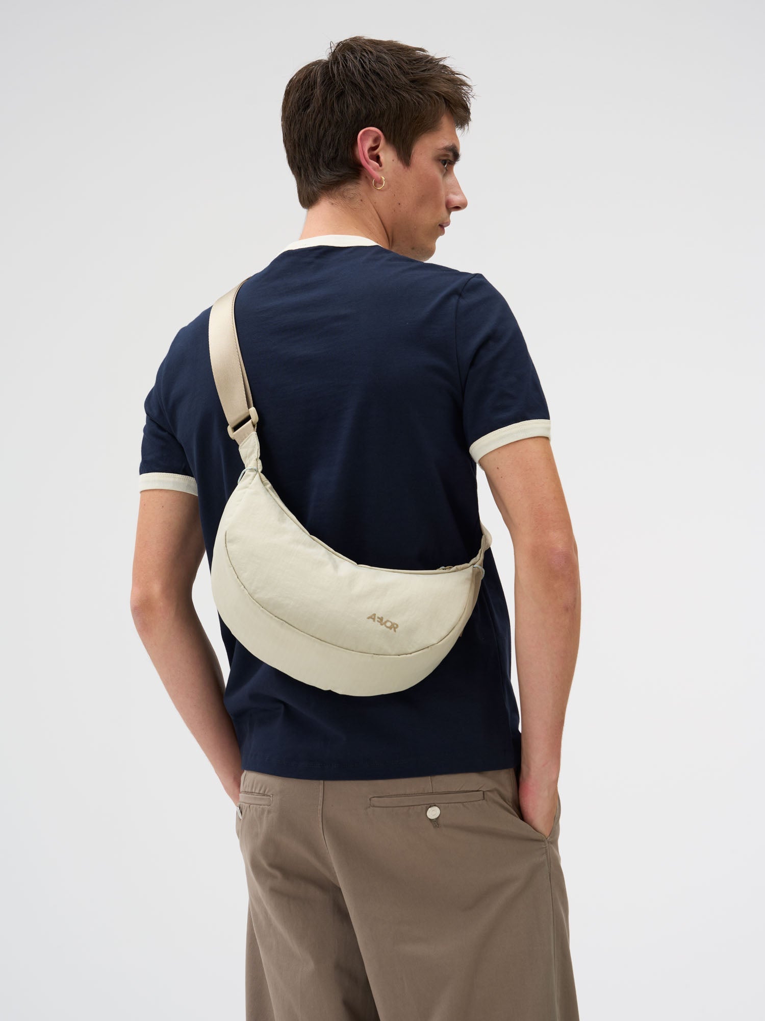 aevor-sling-bag-small-umh-ngetasche-off-white-4-l image 2