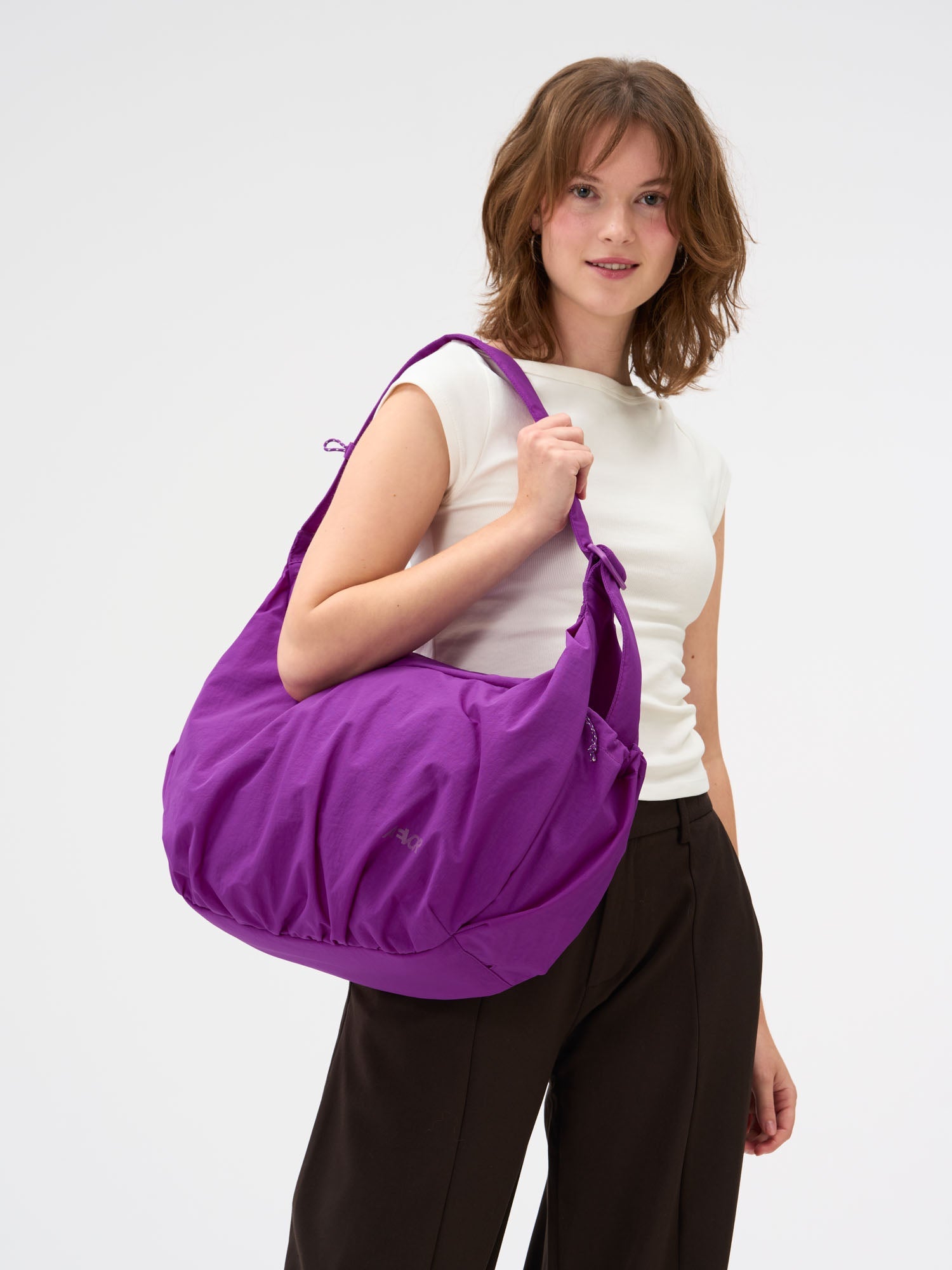 aevor-slouchy-bag-handtasche-23l-electric-fuchsia image 2