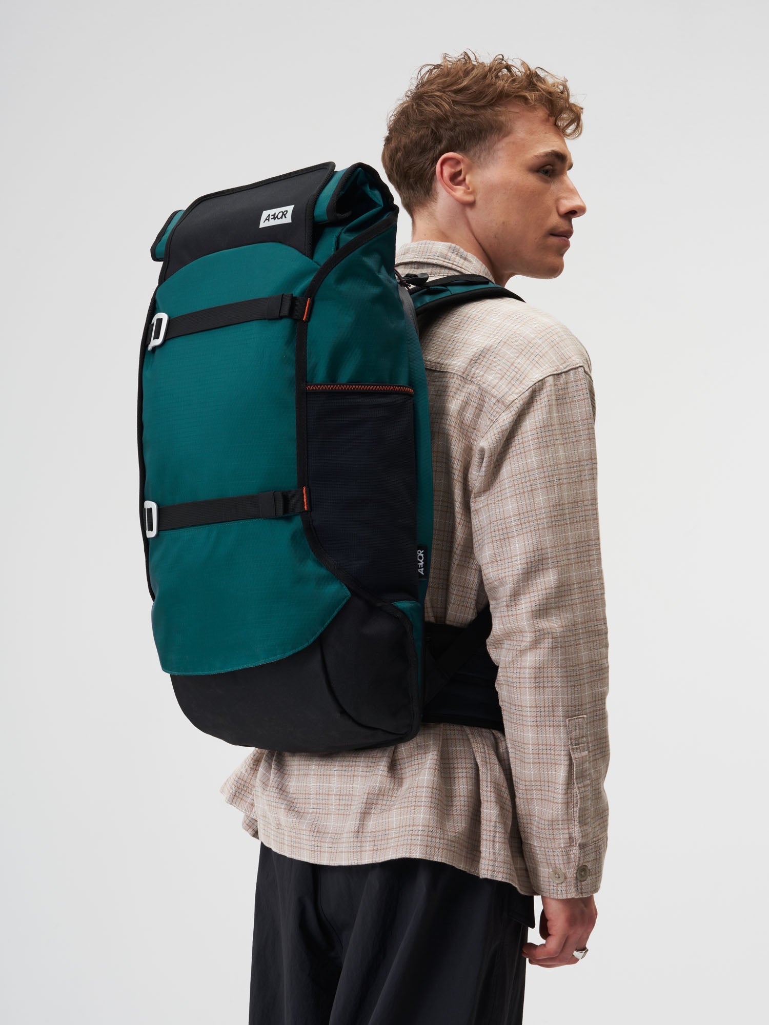 aevor-travel-pack-rucksack-proof-evergreen-45l-handgep-ck image 2