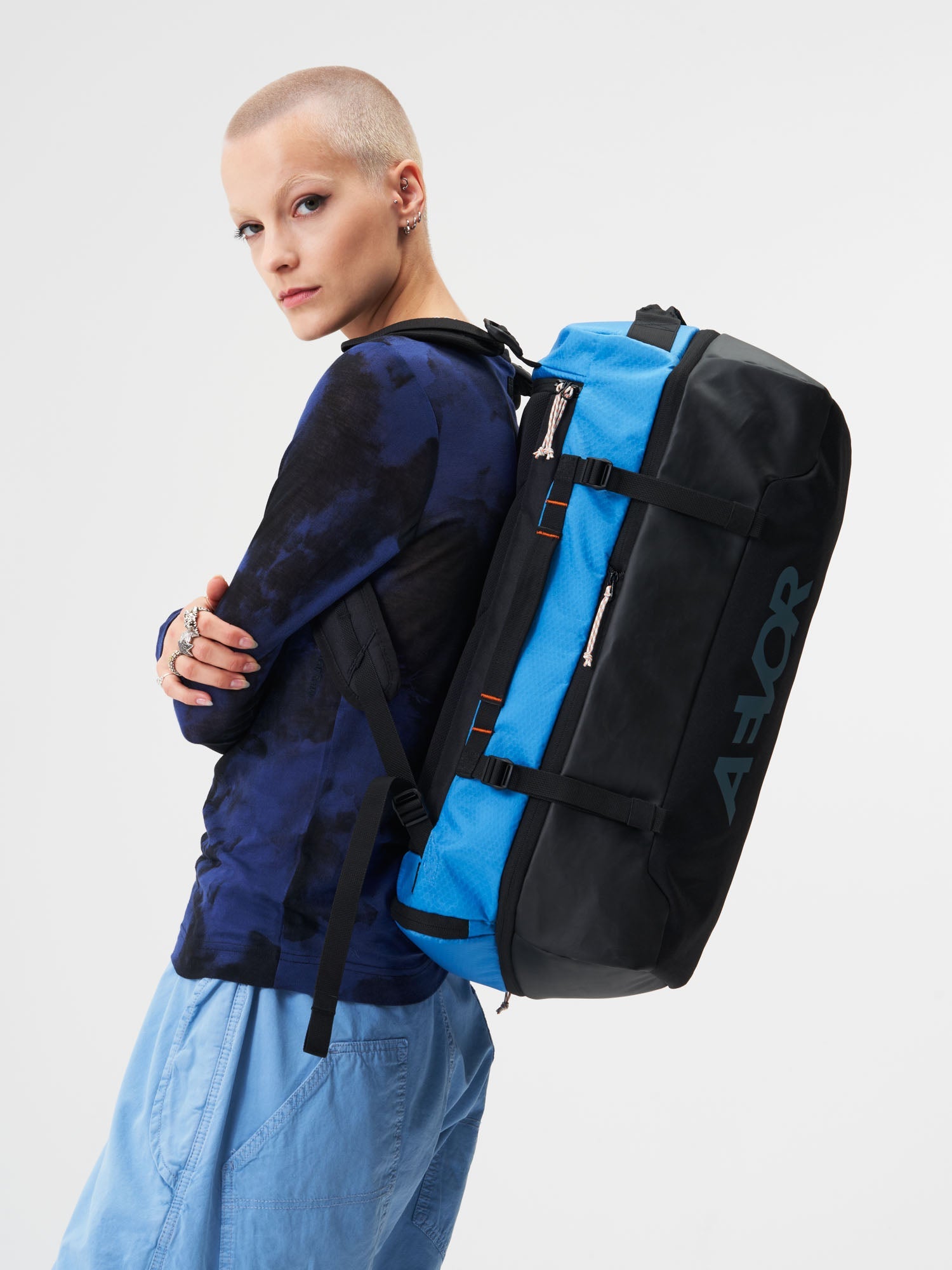 aevor-duffel-pack-reiserucksack-proof-retro-blue-47-60-l image 2