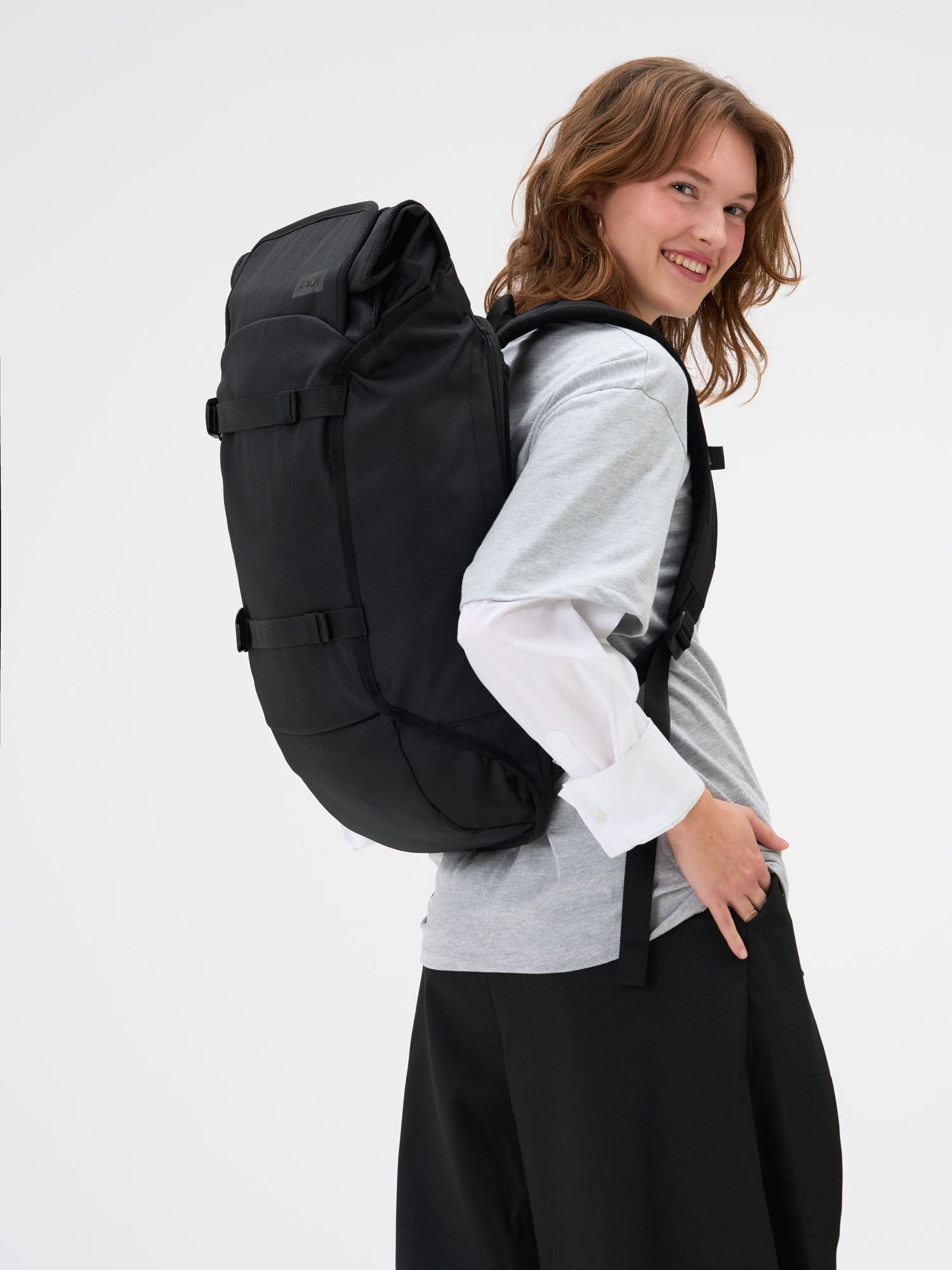 aevor-trip-pack-rucksack-black-eclipse-26-33-l-mit-laptopfach image 2