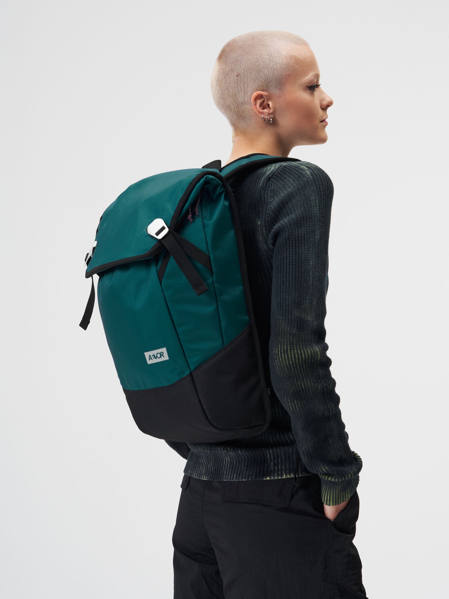 aevor-daypack-rucksack-18-28-l-proof-evergreen-laptop image 2