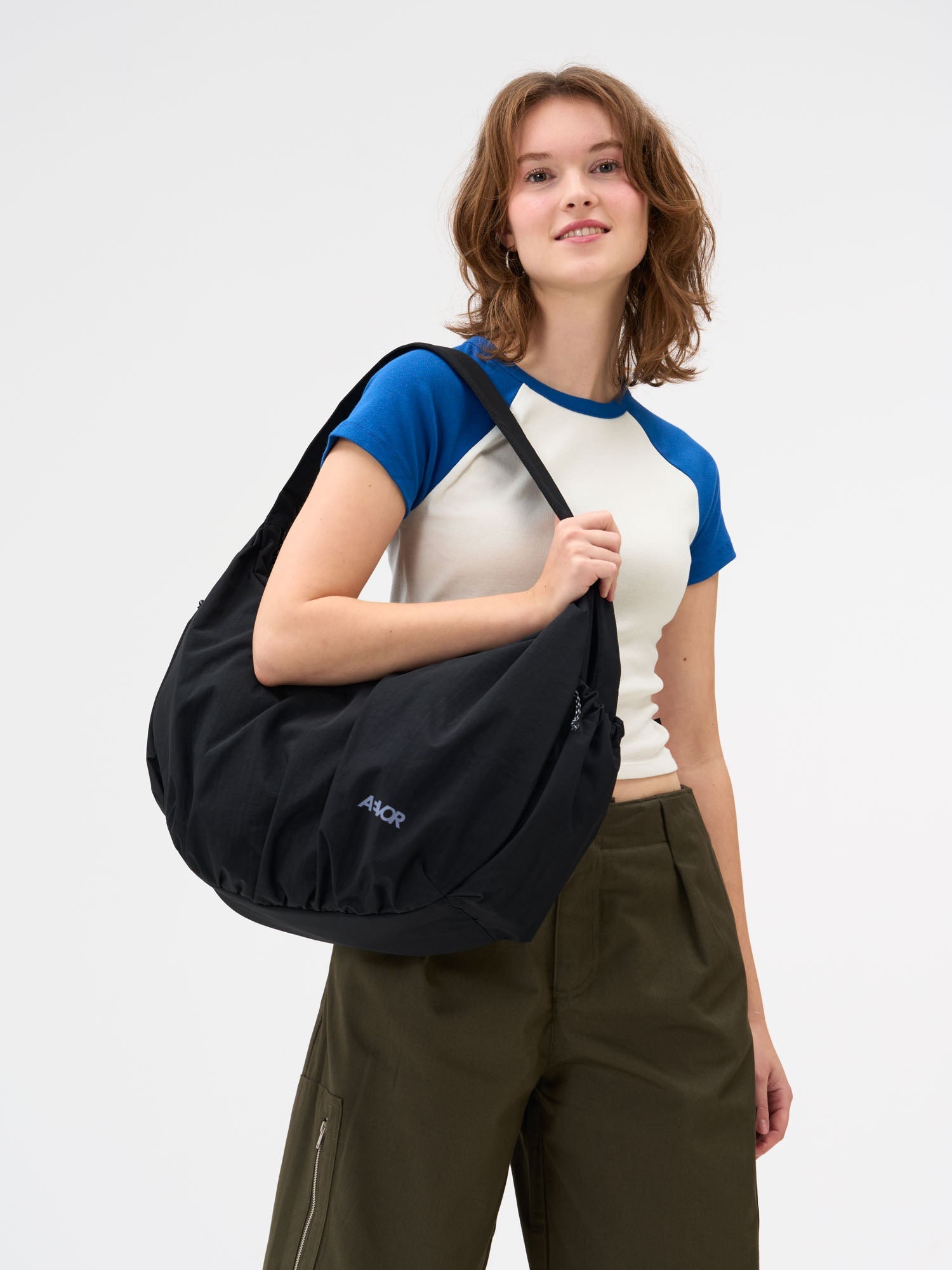aevor-slouchy-bag-handtasche-23l-black-laptopfach image 2