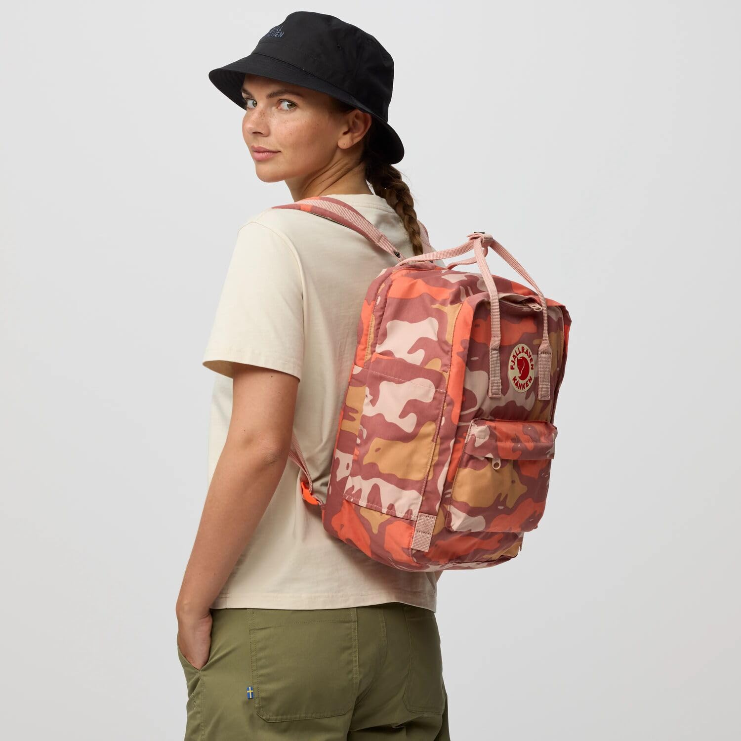 fj-llr-ven-k-nken-graphics-laptop-15-rucksack-16l-hidden-animals image 3