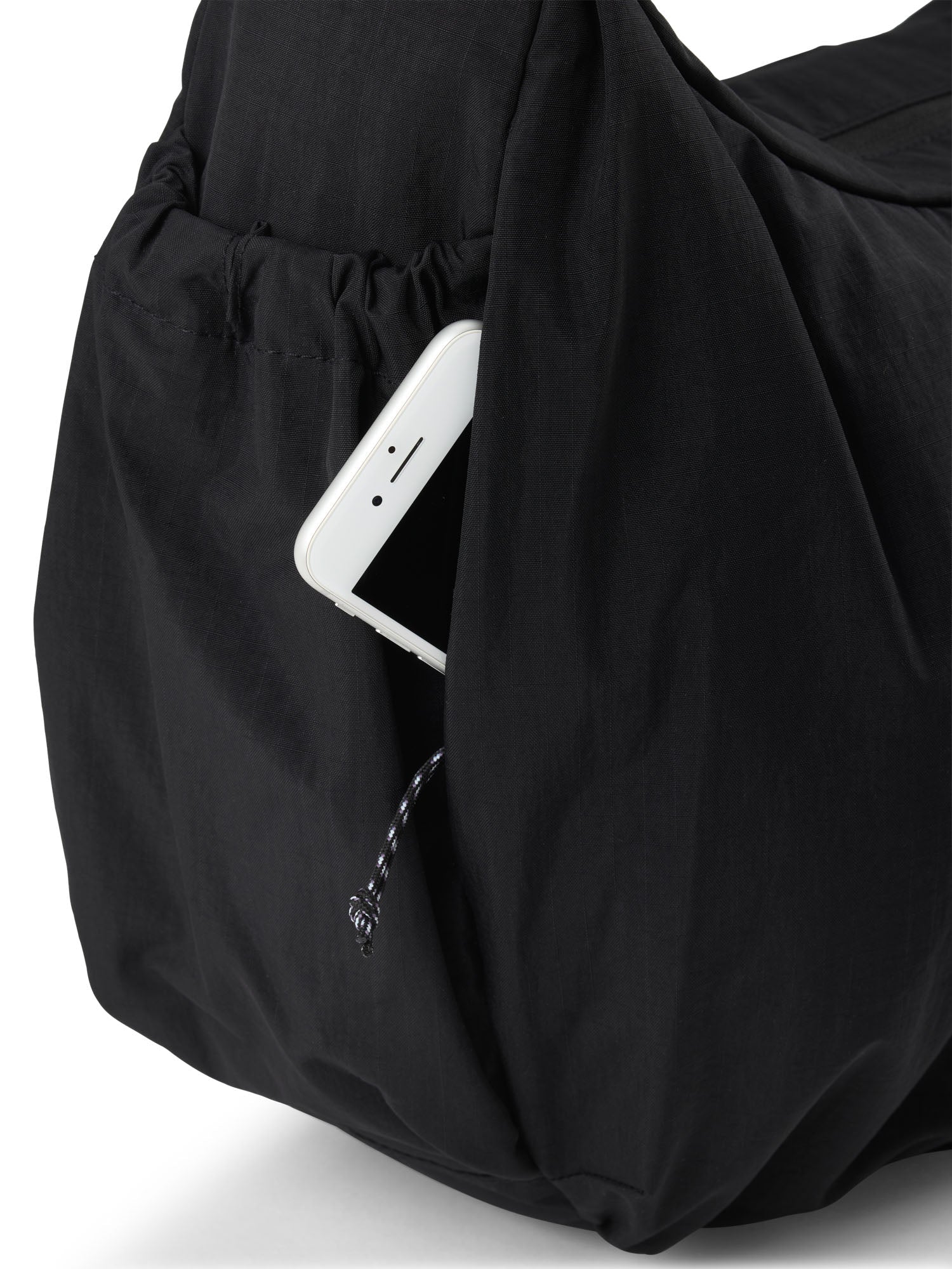 aevor-slouchy-bag-handtasche-23l-black-laptopfach image 5