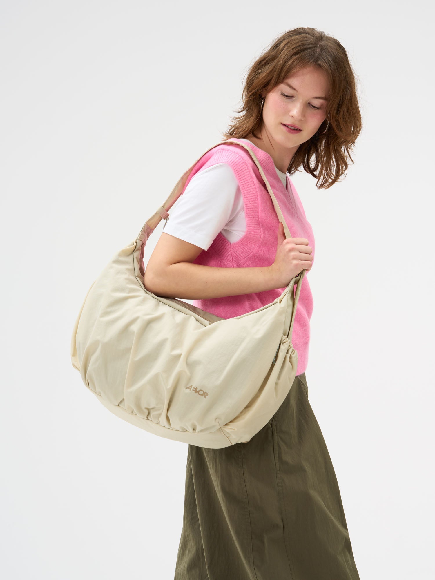 aevor-slouchy-bag-handtasche-23l-off-white-laptopfach image 2