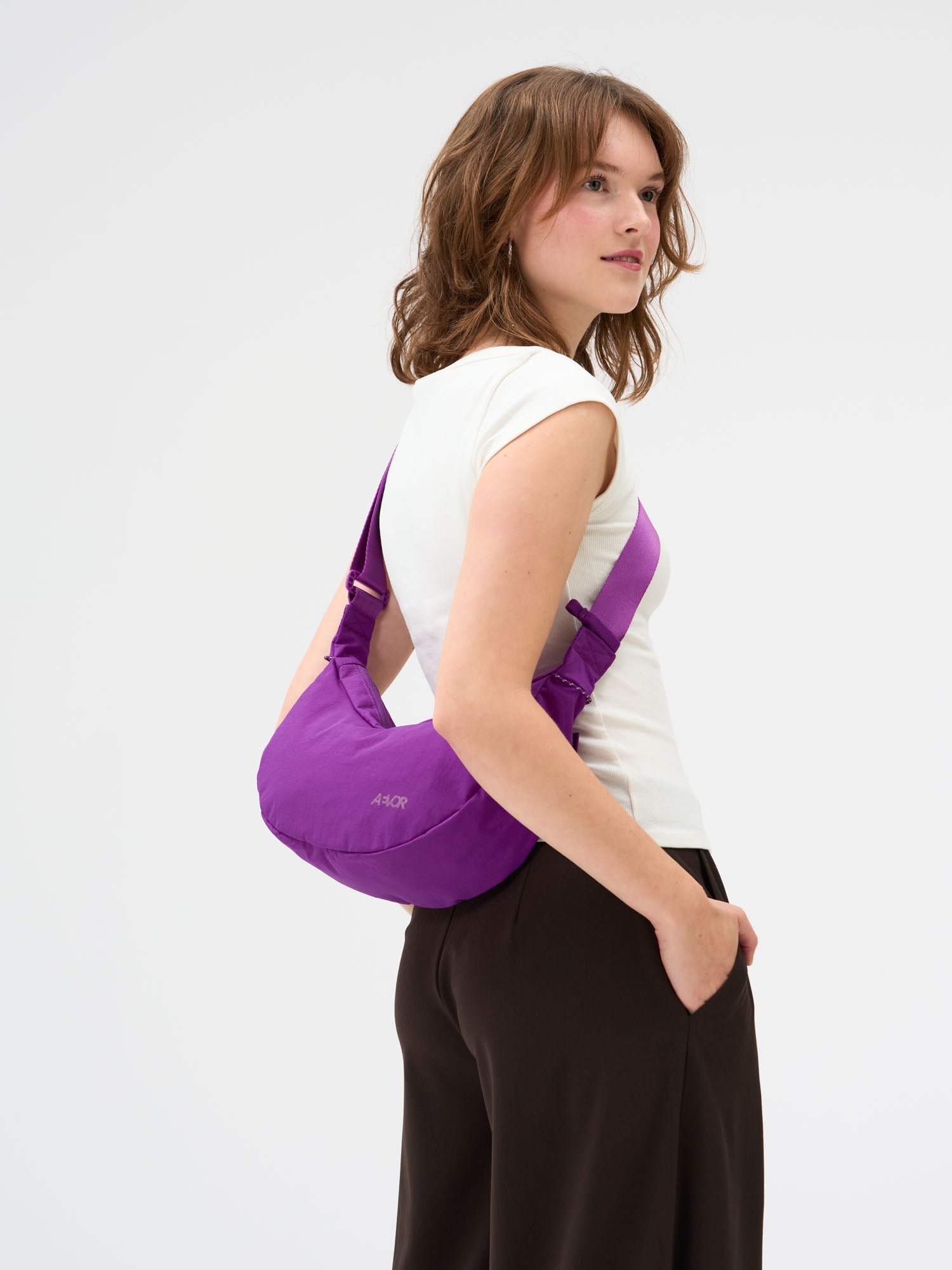 aevor-sling-bag-small-umh-ngetasche-electric-fuchsia-4l image 2