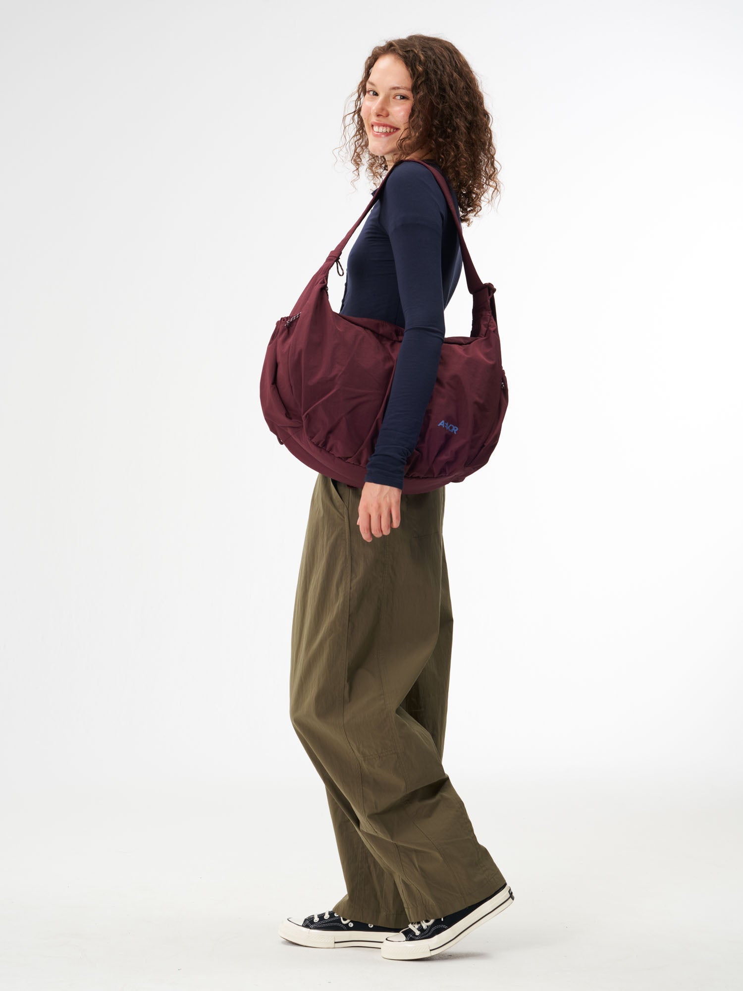 aevor-slouchy-bag-handtasche-23l-burgundy-laptopfach image 6