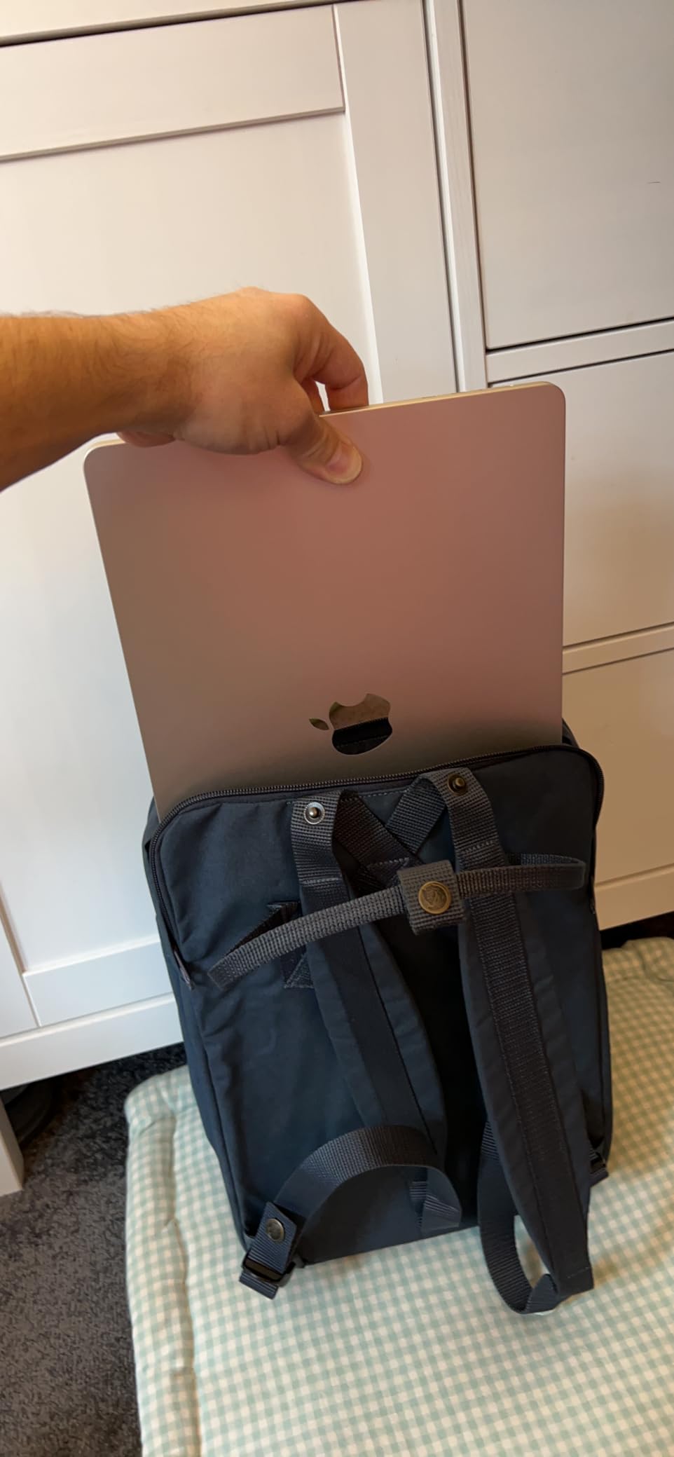 Laptop sitzt sicher