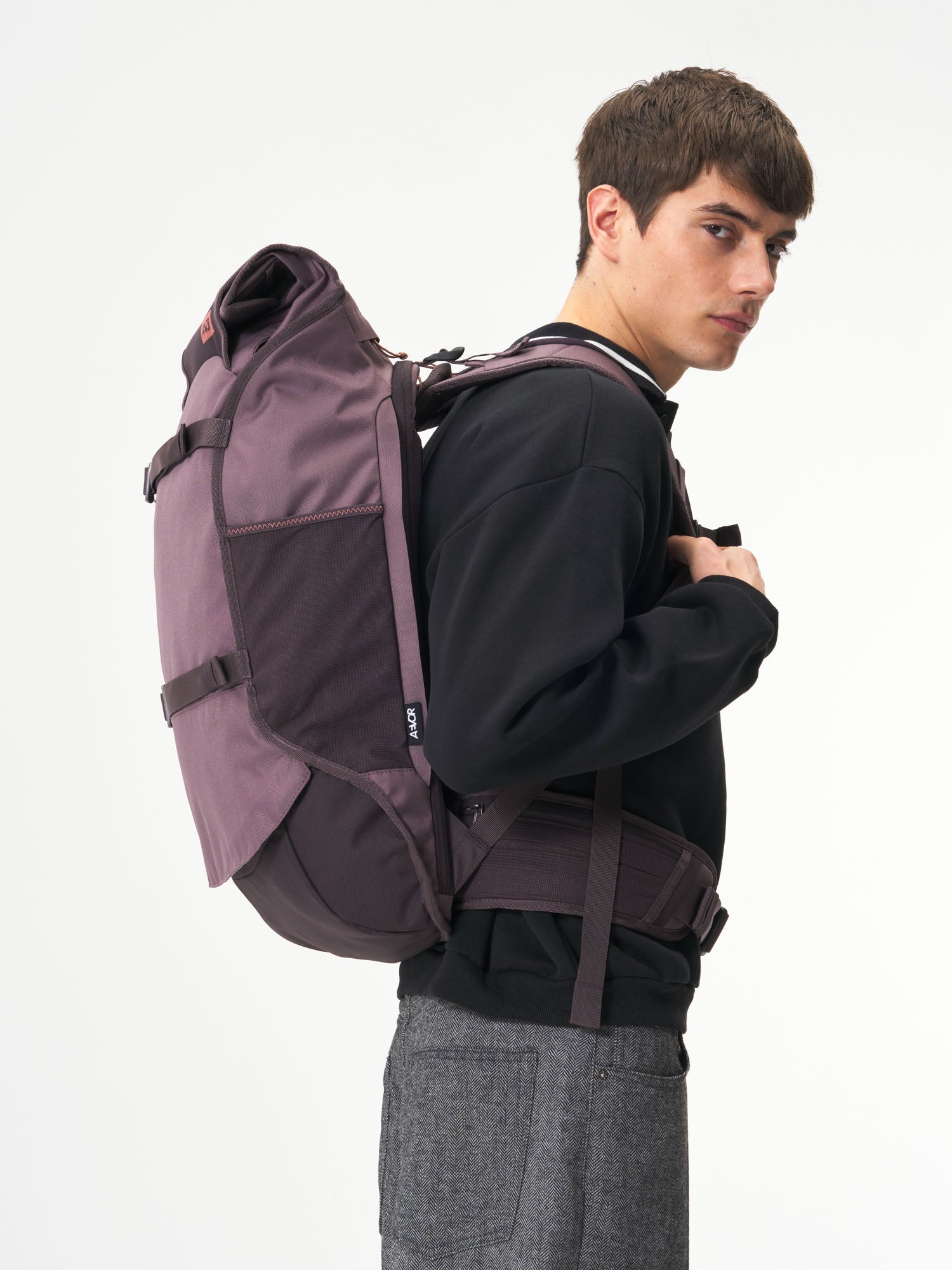 aevor-travel-pack-rucksack-oxy-purple-45-l-handgep-ck image 8