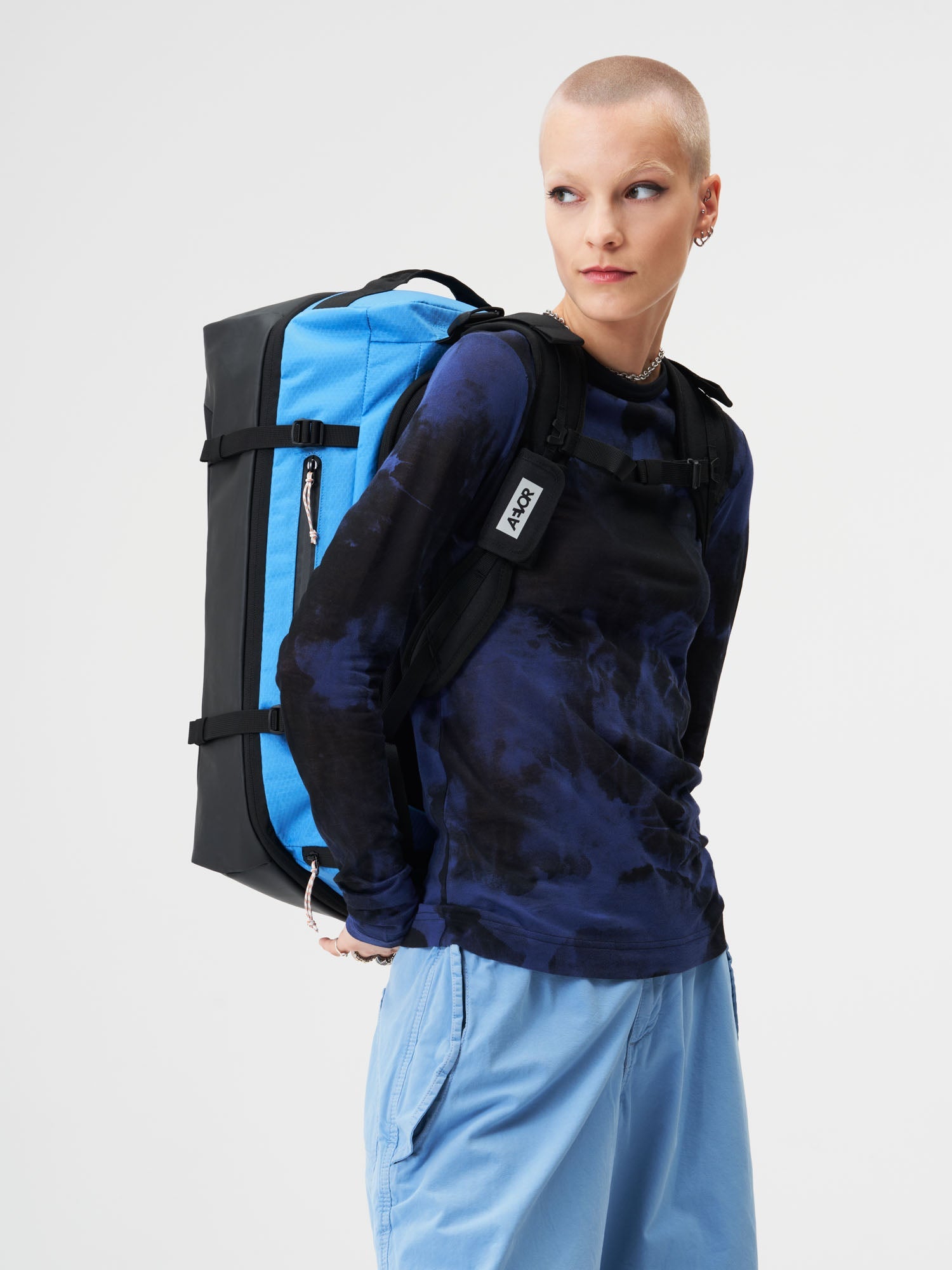 aevor-duffel-pack-reiserucksack-proof-retro-blue-47-60-l image 6