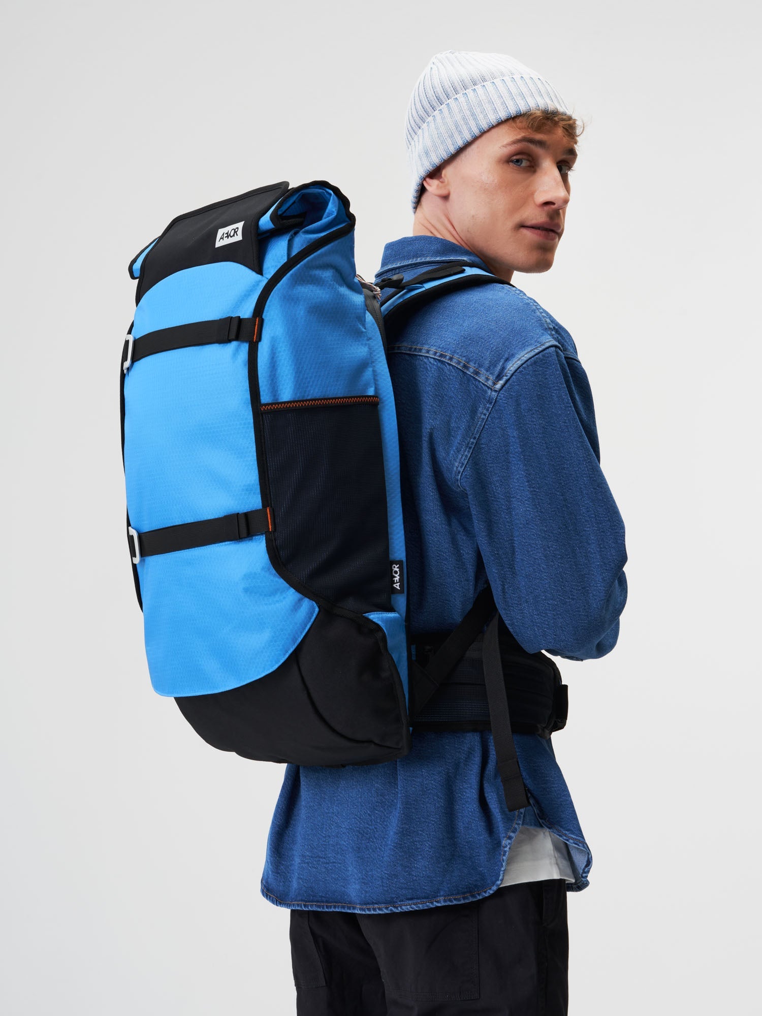 aevor-travel-pack-rucksack-proof-retro-blue-45l-handgep-ck image 2