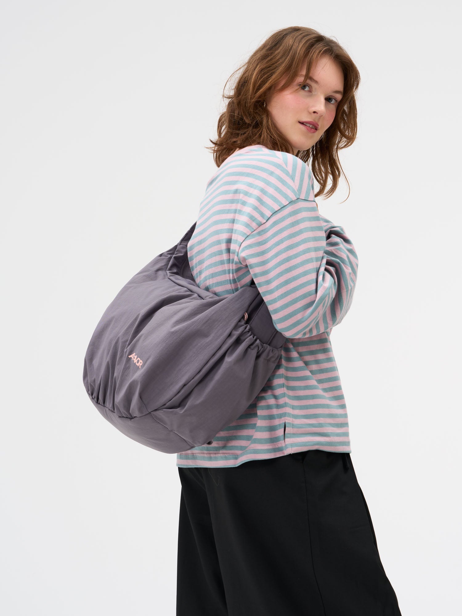aevor-slouchy-bag-handtasche-23l-grey-laptopfach image 2
