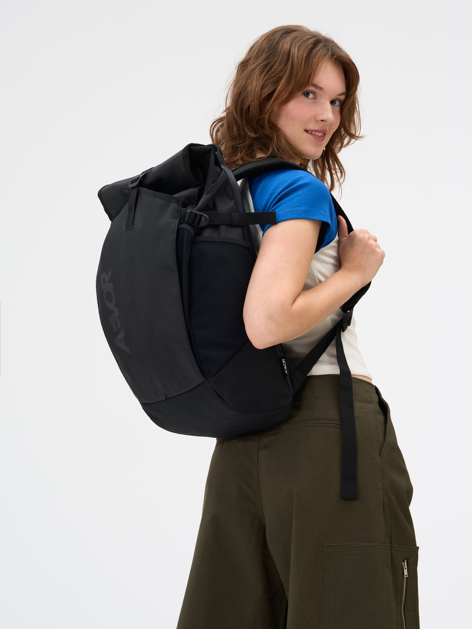 aevor-roll-pack-2-0-rucksack-proof-black-laptop-15 image 2