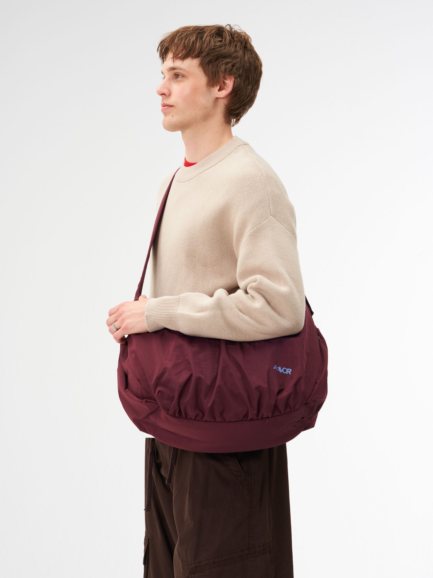 aevor-slouchy-bag-handtasche-23l-burgundy-laptopfach image 5