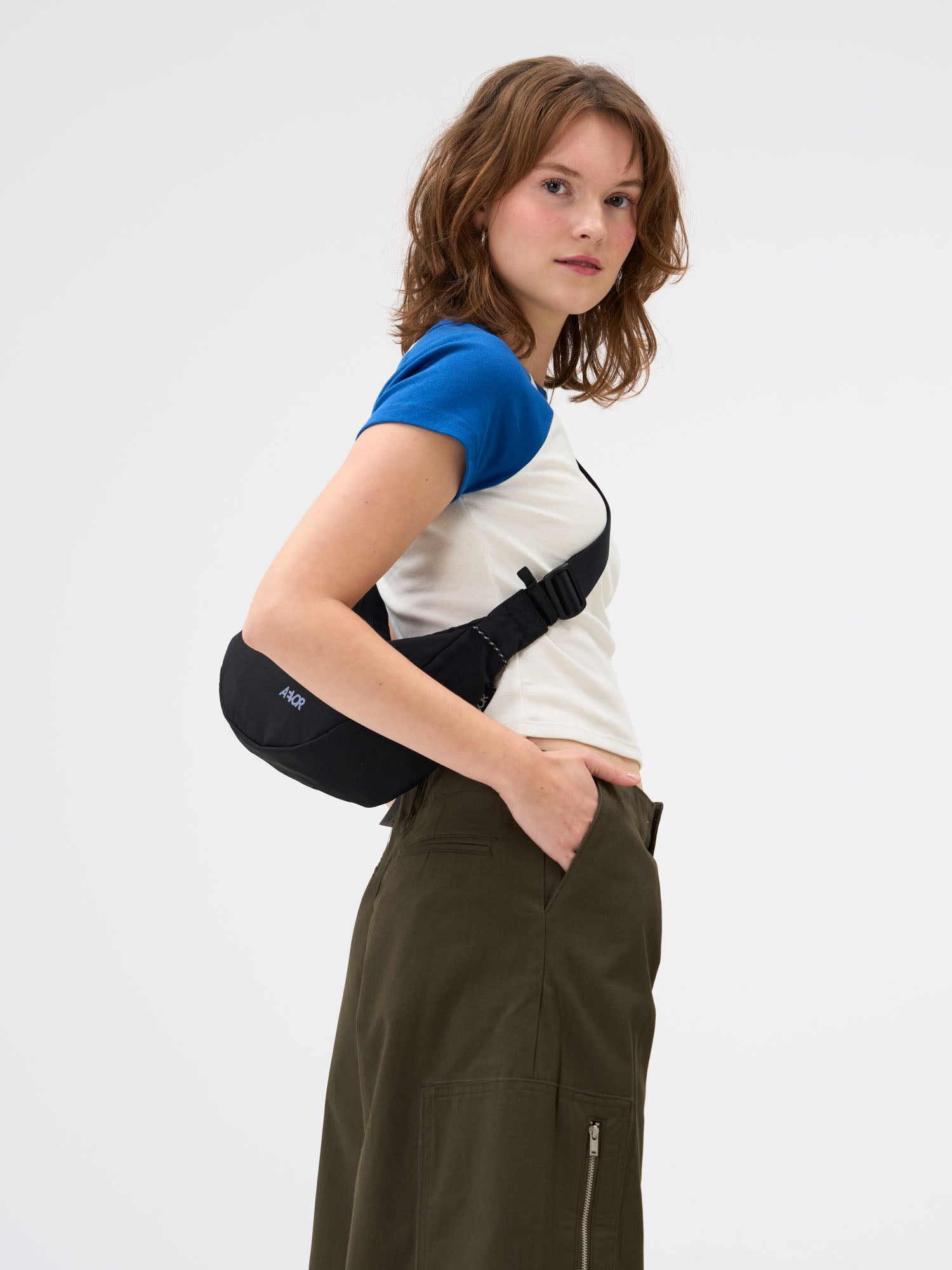 aevor-sling-bag-small-umh-ngetasche-black-4l image 2