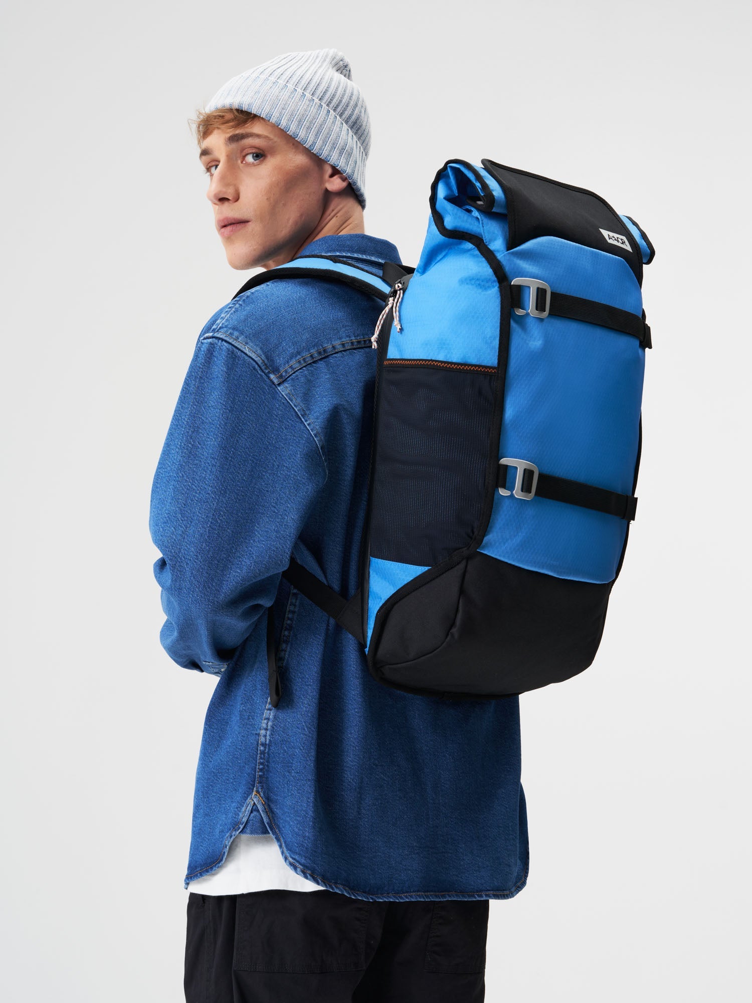 aevor-trip-pack-rucksack-retro-blue-26-33-liter image 2