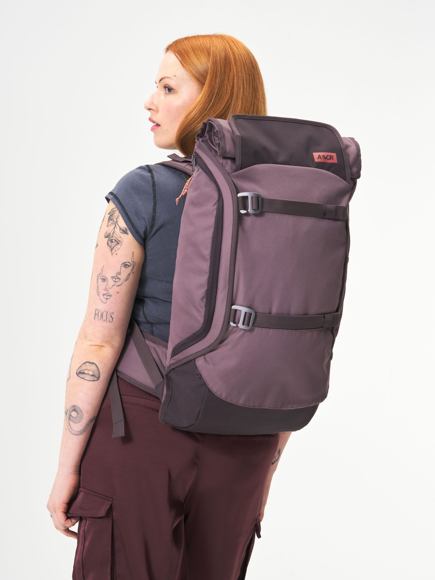 aevor-travel-pack-rucksack-oxy-purple-45-l-handgep-ck image 2
