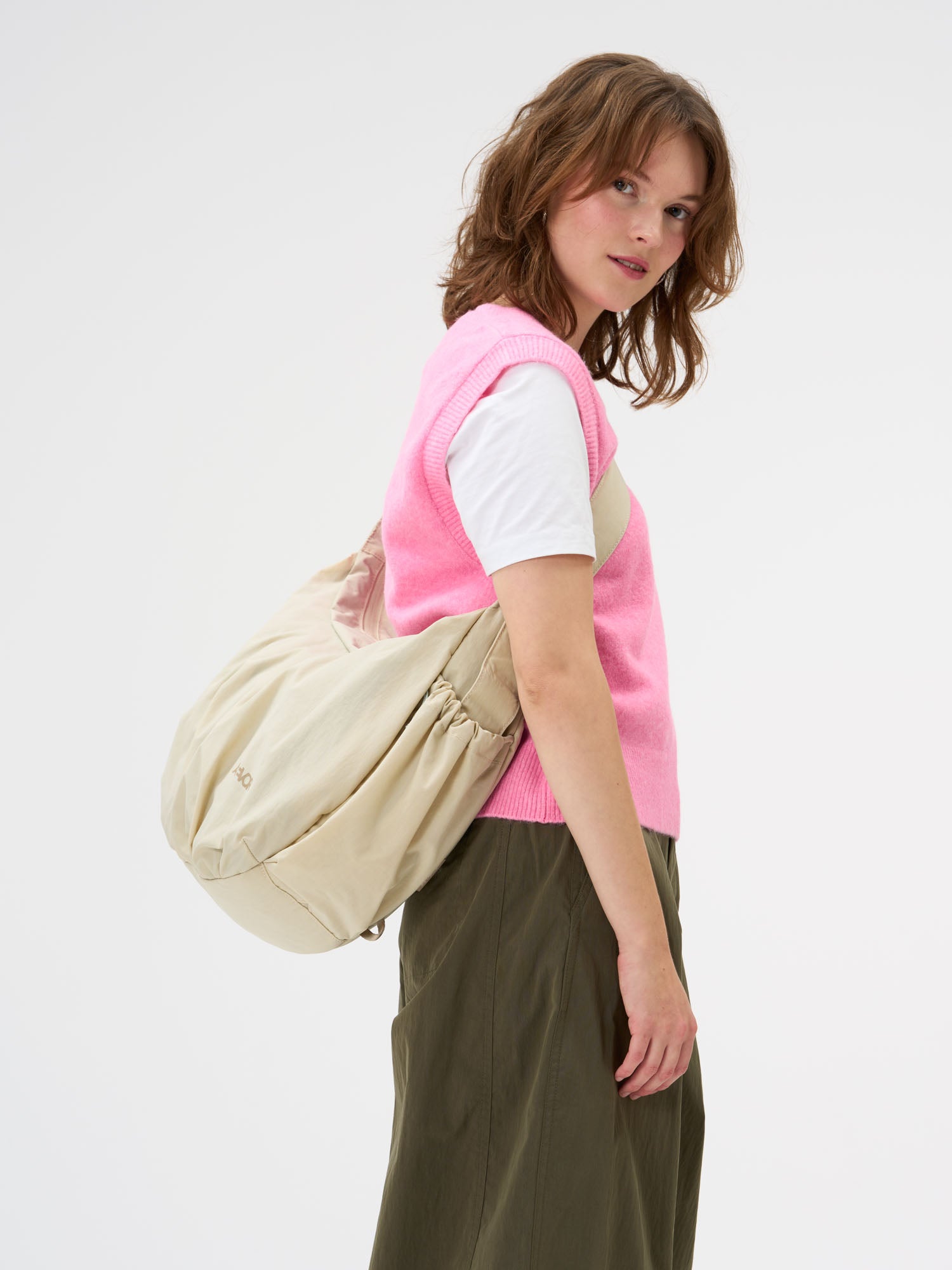 aevor-slouchy-bag-handtasche-23l-off-white-laptopfach image 7
