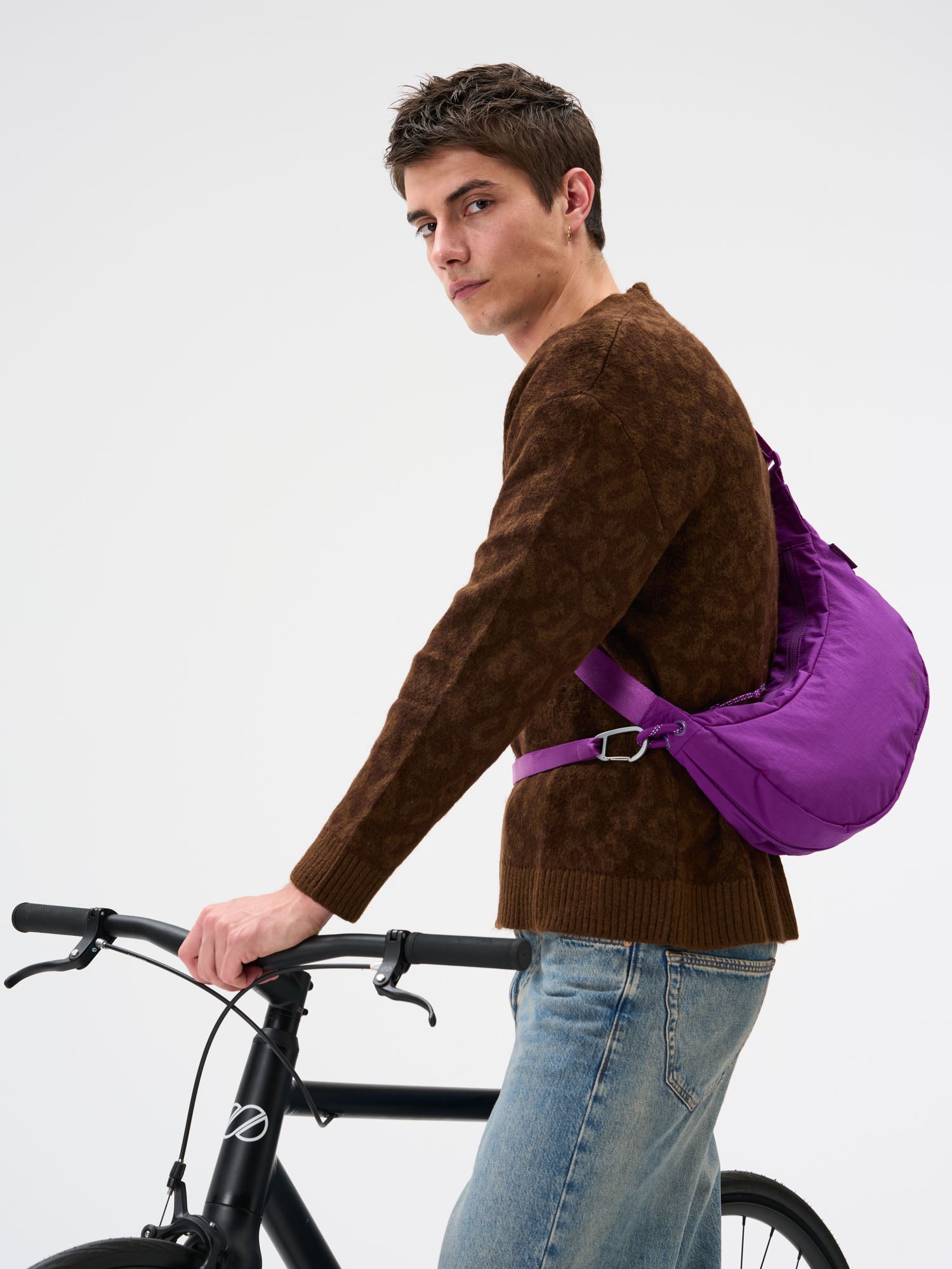 aevor-sling-bag-umh-ngetasche-electric-fuchsia-5-5l-bike image 8