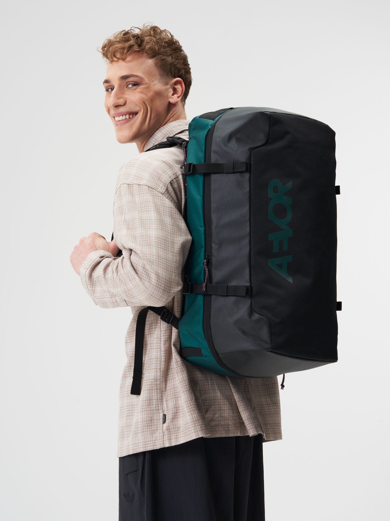 aevor-duffel-pack-reiserucksack-proof-evergreen-47-60-l image 2