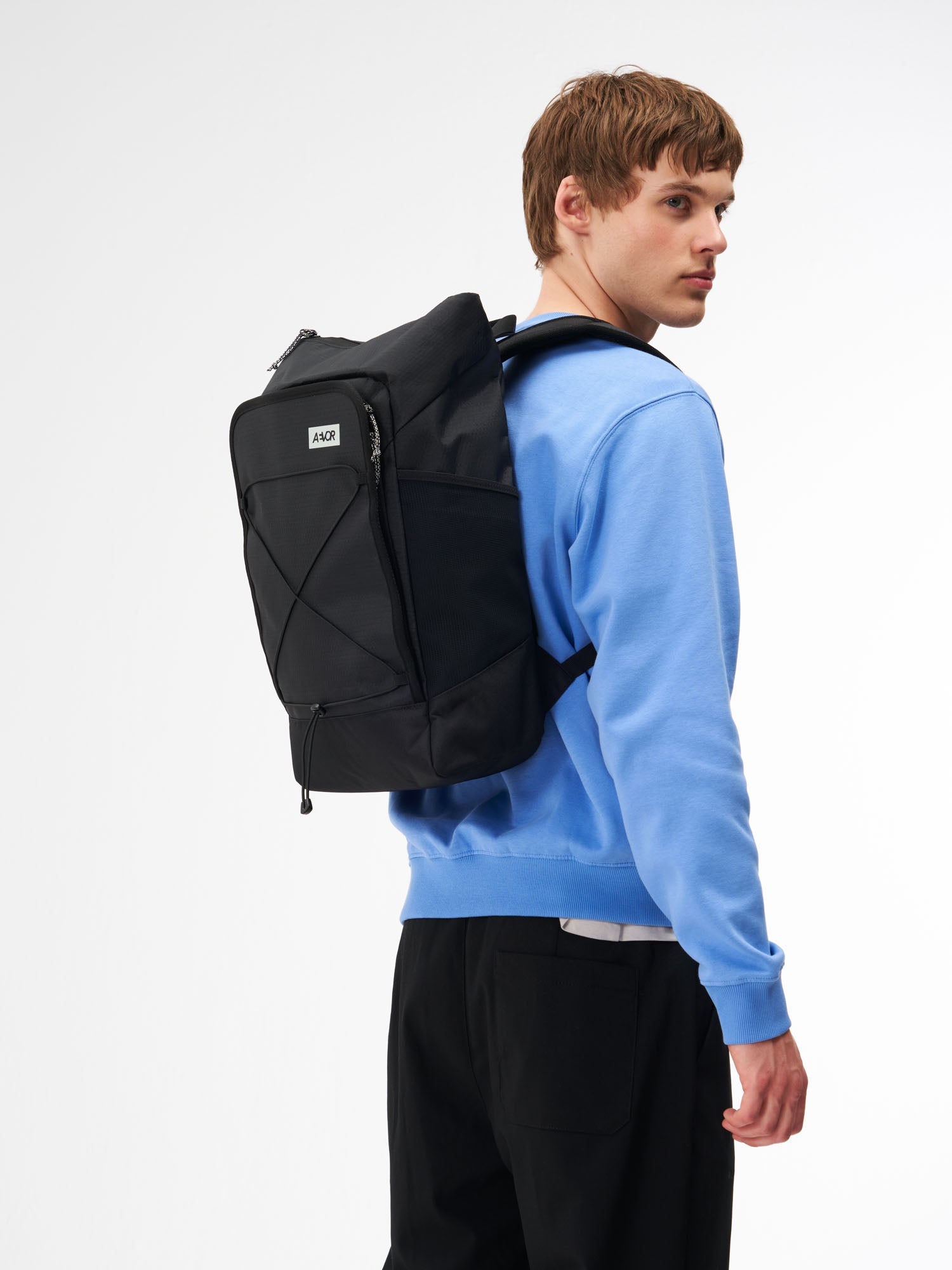 aevor-day-pack-flx-rucksack-proof-black-21l-laptop image 2